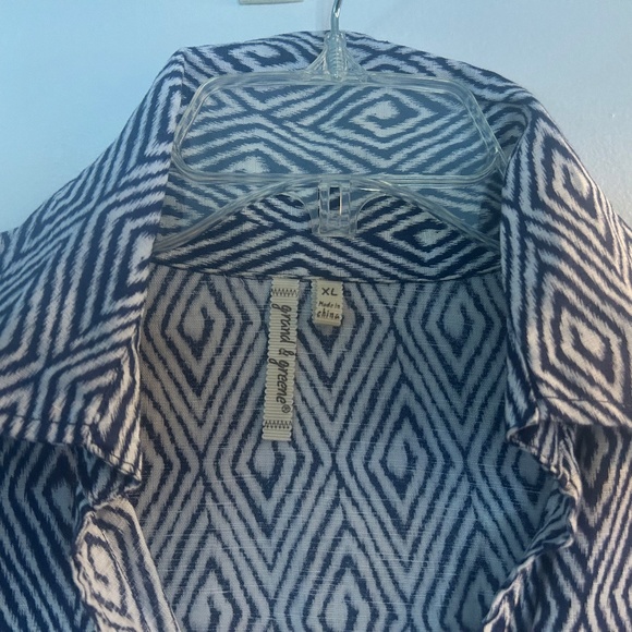 Navy & White Diamond pattern button front v-neck shirt. - Picture 2 of 4